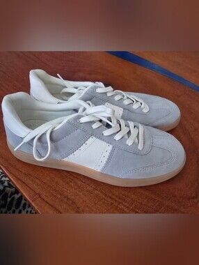 Zara Women's Suede Sneakers - Light Gray & WhiteCasual Zara suede sneakers